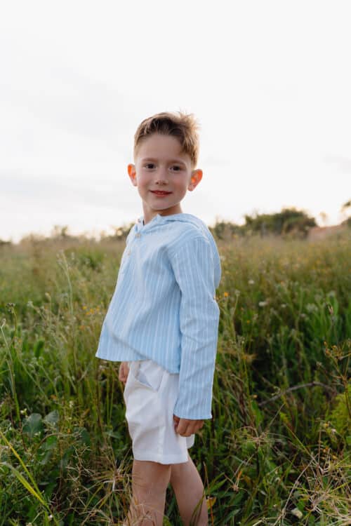 Camisa de niño azul con rayas blancas y capucha