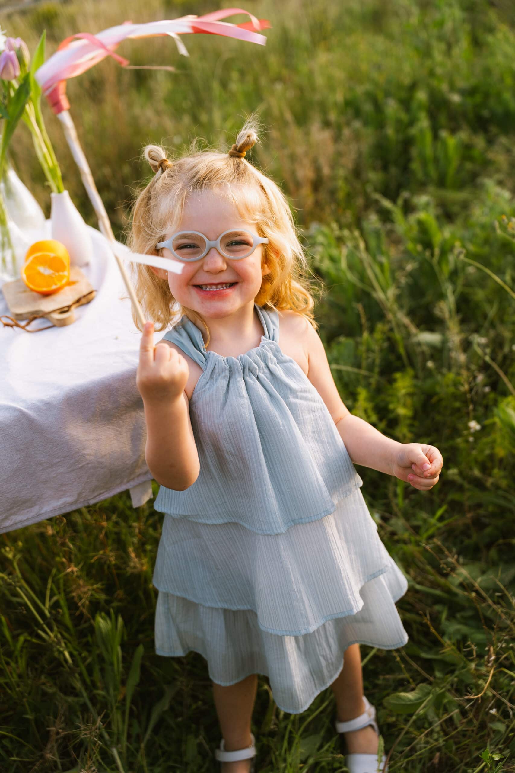 Vestido de niña de tirantes azul con volantes