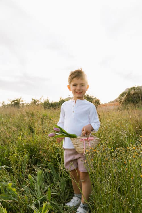 Camisa de niño blanca con cuello redondo y botones de madera