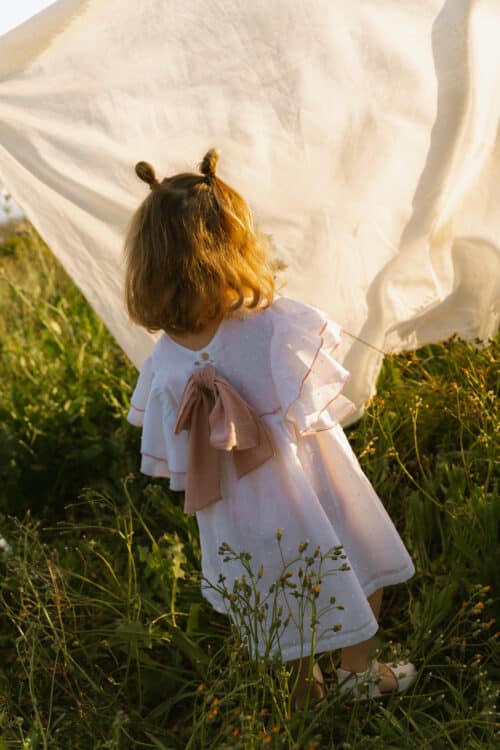 Vestido niña de plumeti blanco con volantes en manga