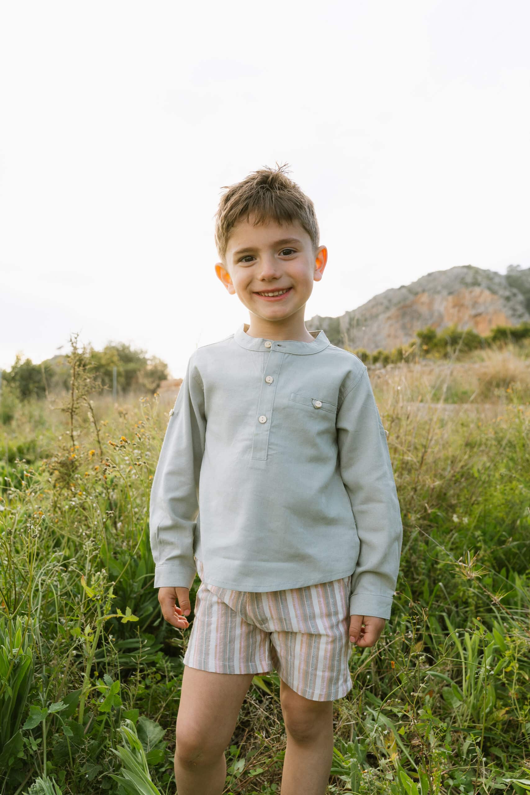 Camisa de niño verde con cuello mao