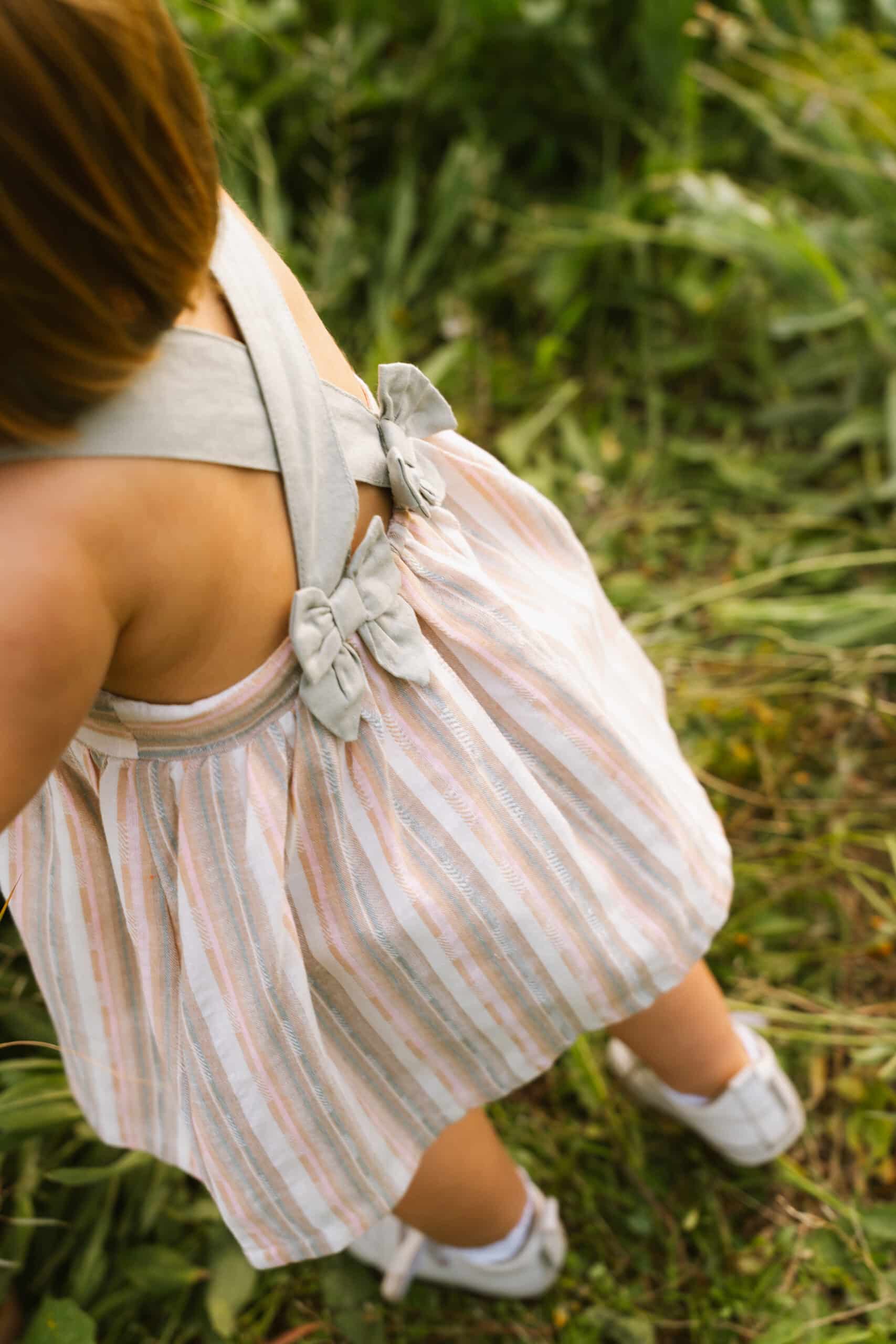 Vestido de bebe de rayas con tirantes y braguita verde