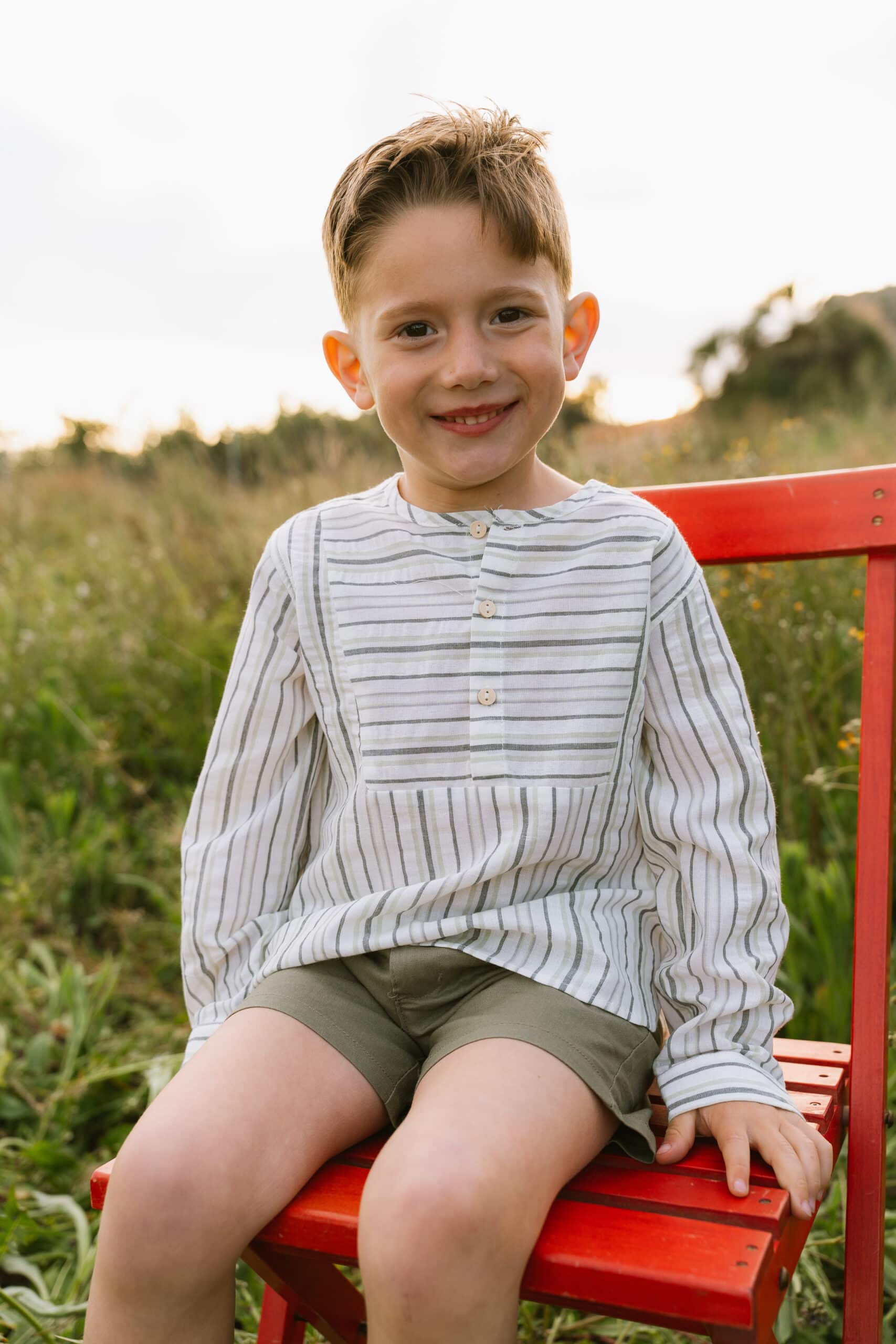 Camisa de niño de rayas verde y gris con cuello redondo