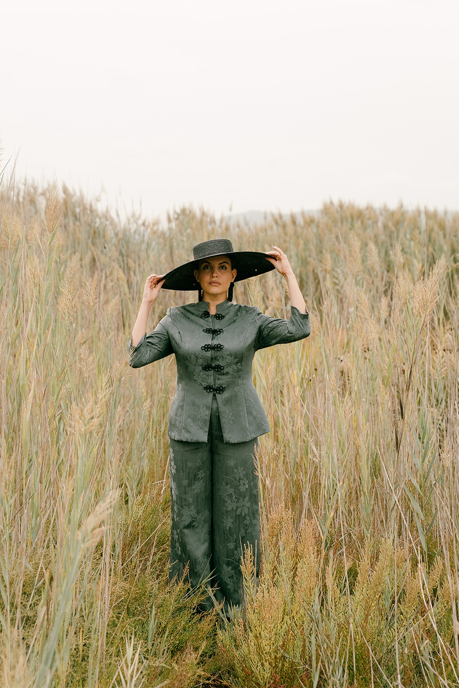 Traje oriental verde gris - Imagen 2