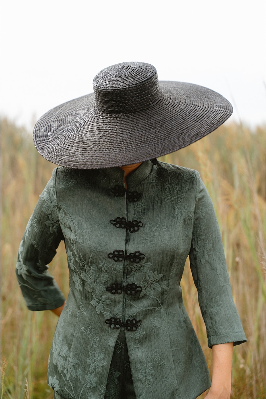 Traje oriental verde gris - Imagen 3